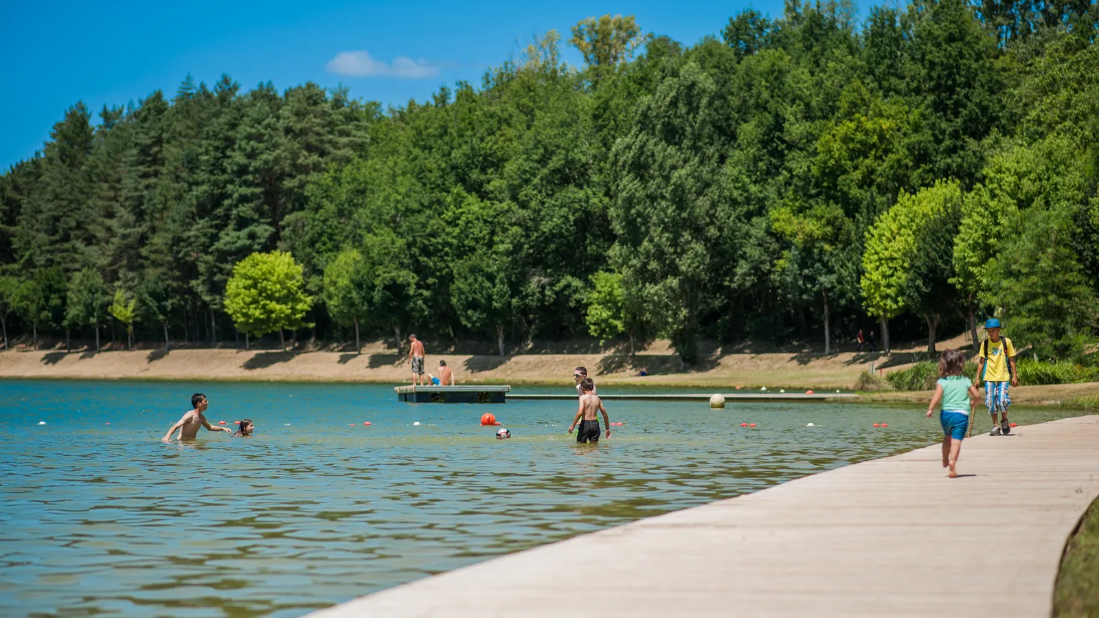 Plan d'eau d'Ecoute S'Il Pleut, Gourdon, France - Blue Flag beach